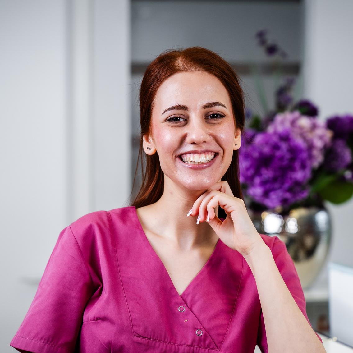 Profilbild einer freundlich lächelnden medizinischen Mitarbeiterin